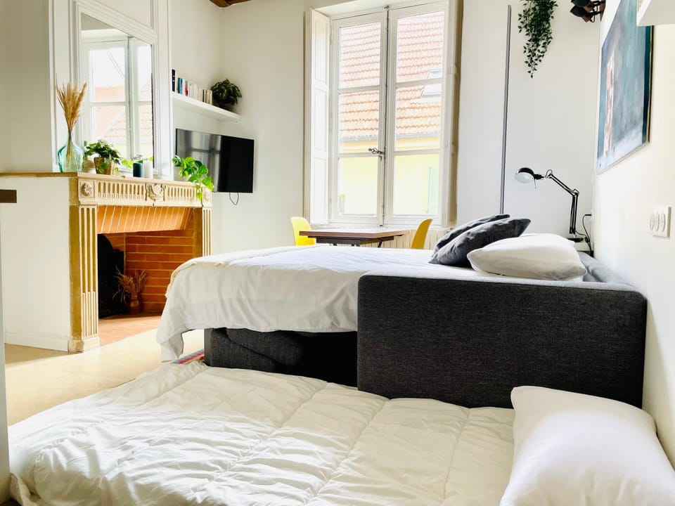 Bed, TV and multimedia, Bedroom