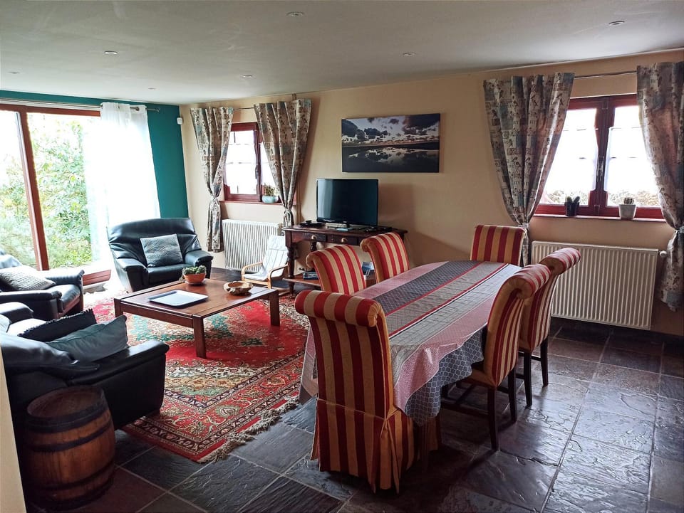 Seating area, Dining area