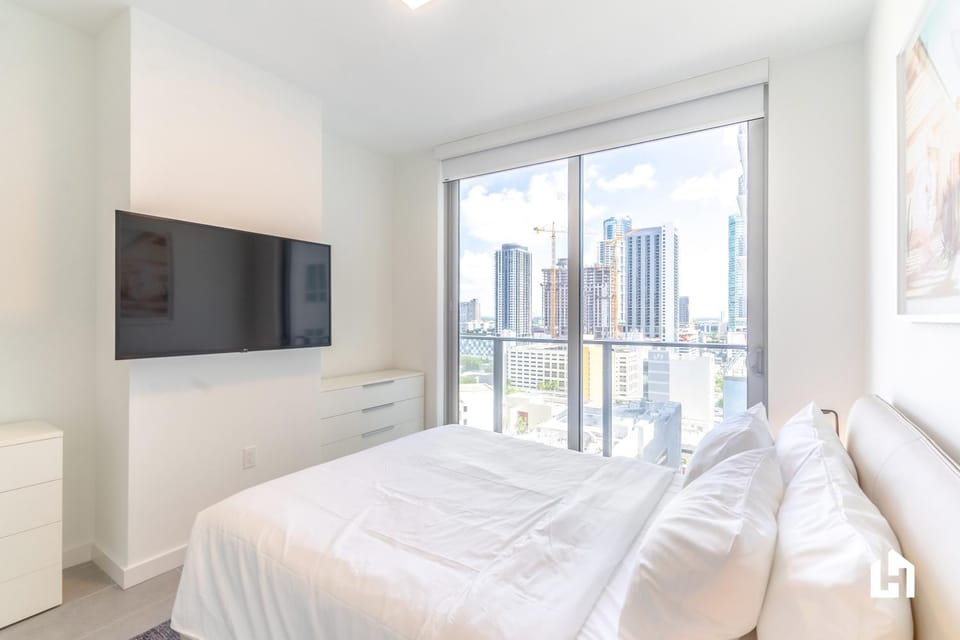 Bed, TV and multimedia, Bedroom