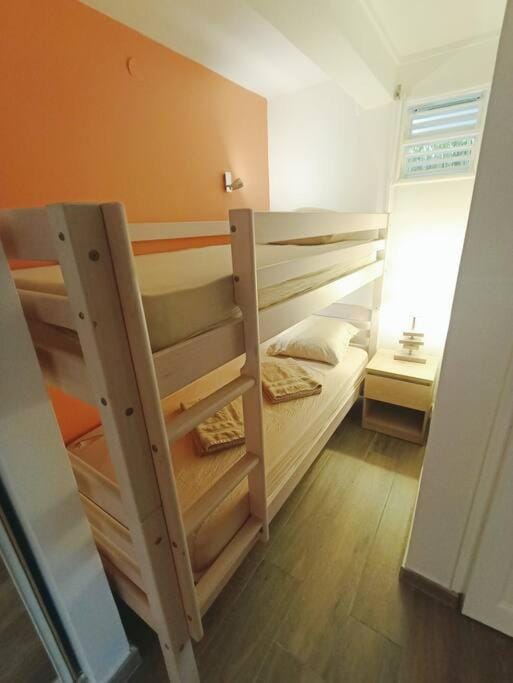 Bedroom, bunk bed