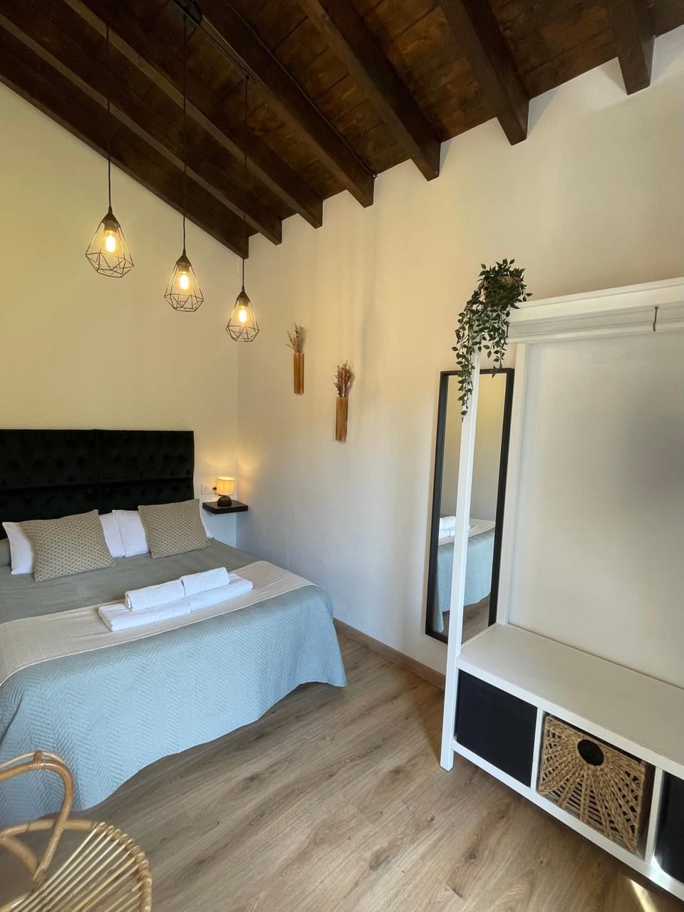 Photo of the whole room, Bedroom