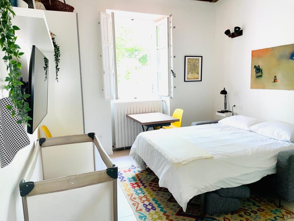 Bed, Dining area, Bedroom, hair dresser