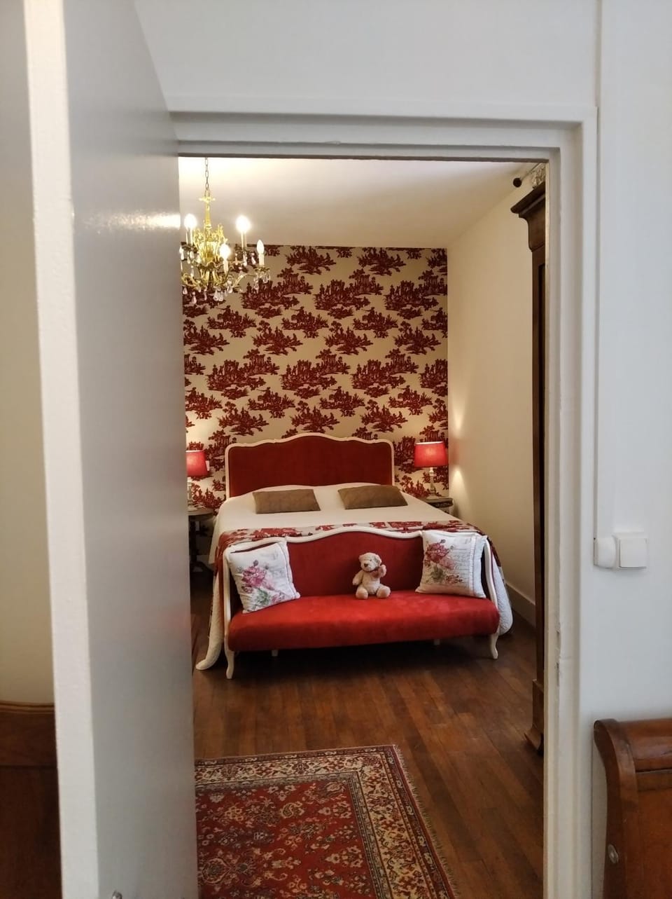 Photo of the whole room, Bedroom