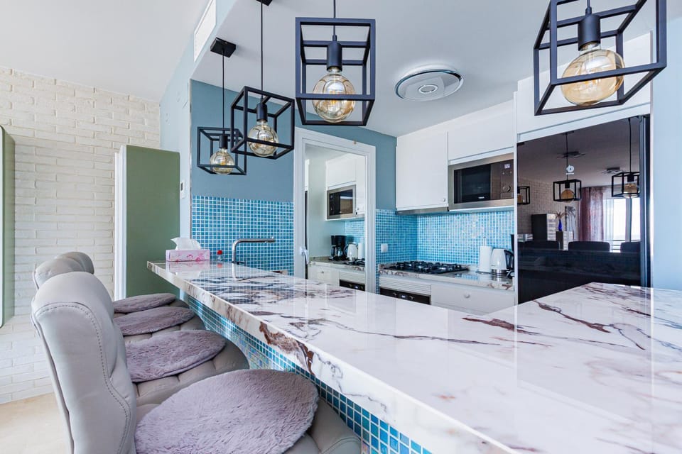Kitchen or kitchenette, minibar