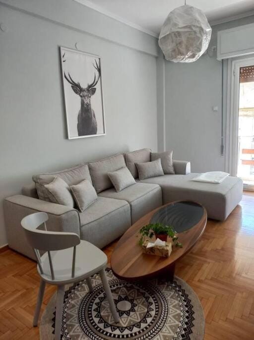 Acropolis Casa 2bdr/2bthr w/hot tub-3mins to plaka Apartment in Athens