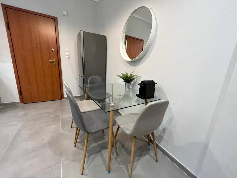 Acropolis Casa 2bdr/2bthr w/hot tub-3mins to plaka Apartment in Athens