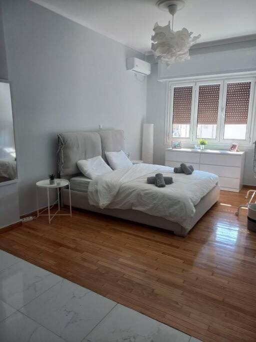 Acropolis Casa 2bdr/2bthr w/hot tub-3mins to plaka Apartment in Athens