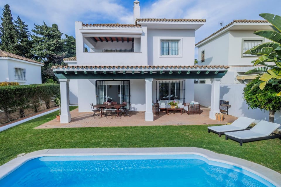 Property building, Garden, Pool view, Swimming pool
