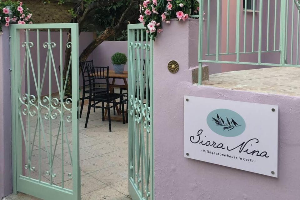 Facade/entrance, Logo/Certificate/Sign, Guests, Inner courtyard view