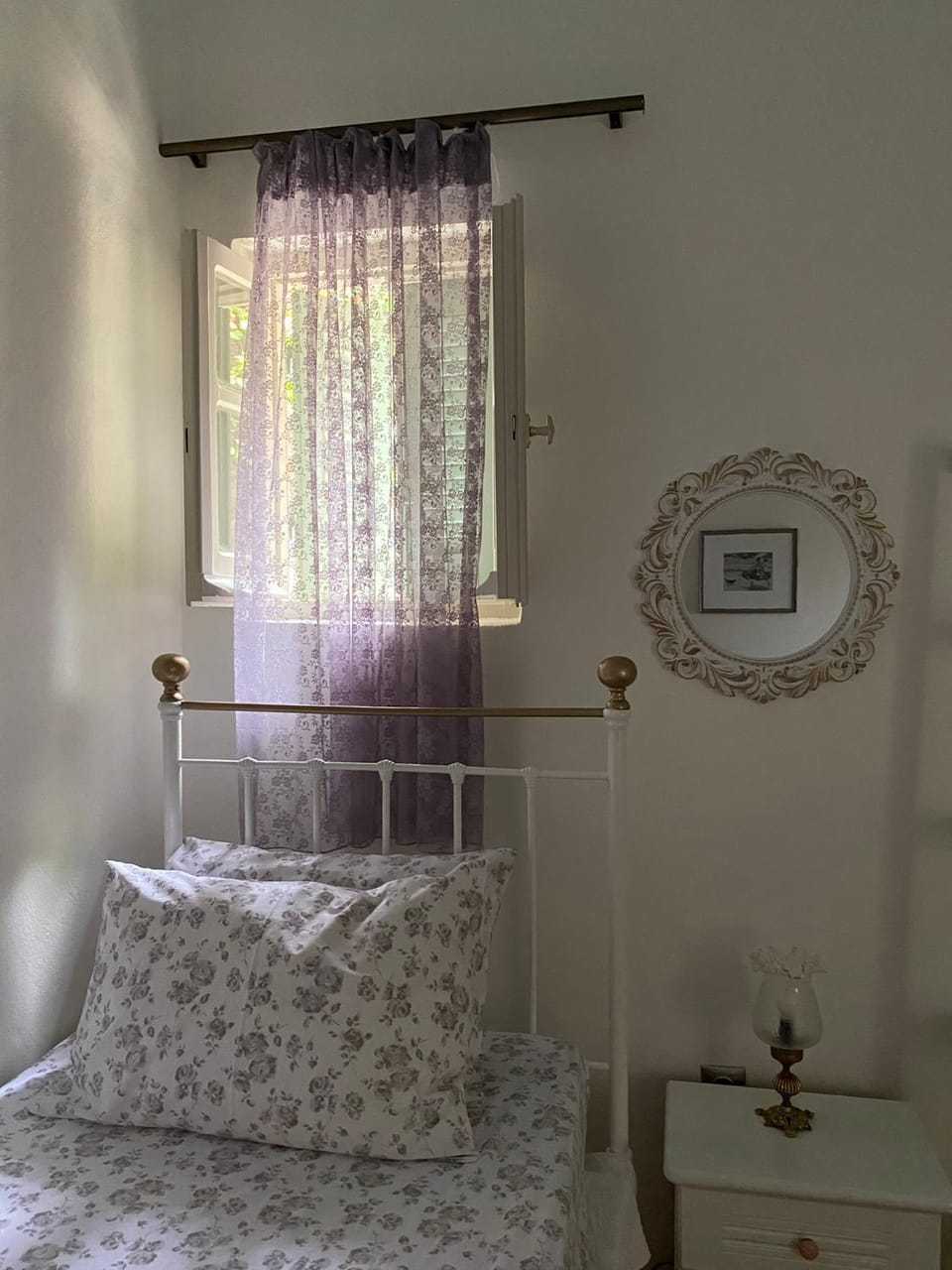 Bed, Day, Bedroom, Guests, hair dresser