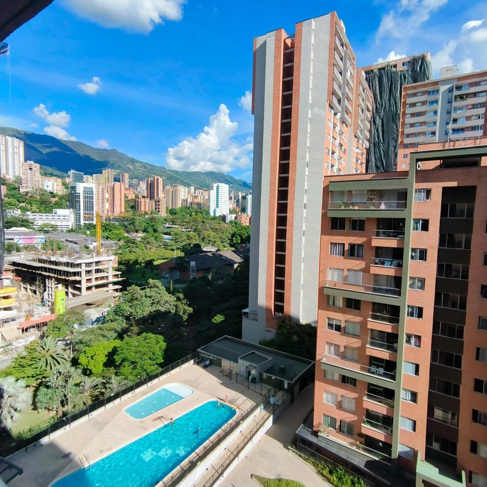 Apartamento Completo Poblado - Ubicacion Central con Parqueadero Apartment in Medellin