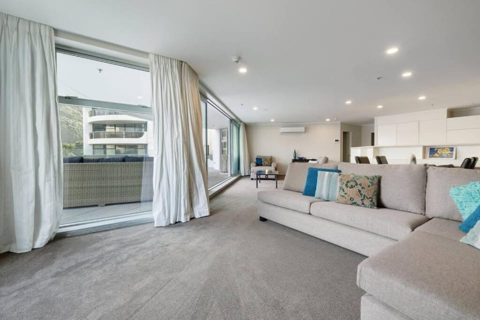 Oceanside Apartment with Pool Views Apartment in Bay Of Plenty