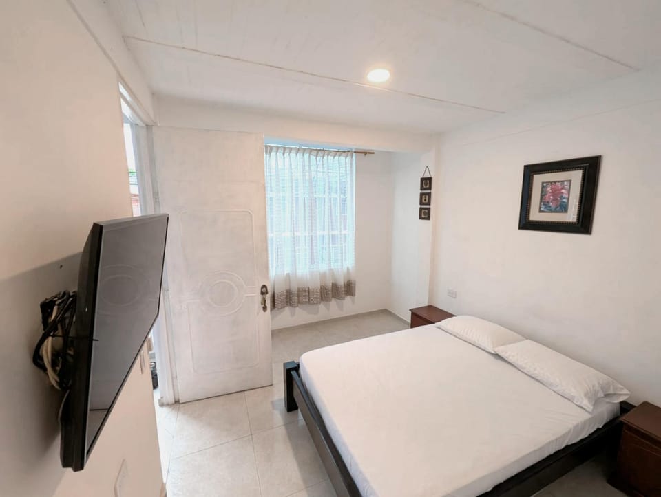 Bed, TV and multimedia, Photo of the whole room, Evening entertainment, Bedroom