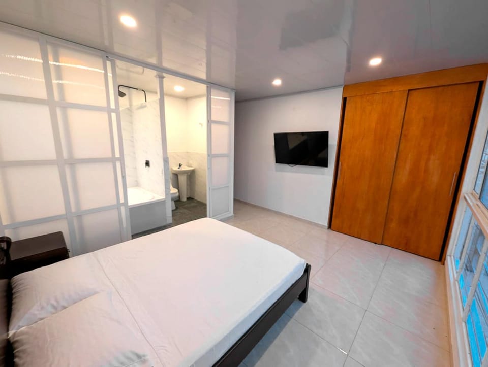 Bed, Bathroom, TV and multimedia, Balcony/Terrace, Photo of the whole room, Bath, wardrobe