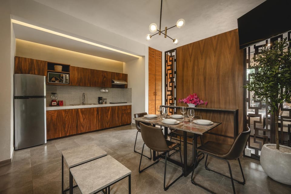 Kitchen or kitchenette, Seating area, Dining area, stove