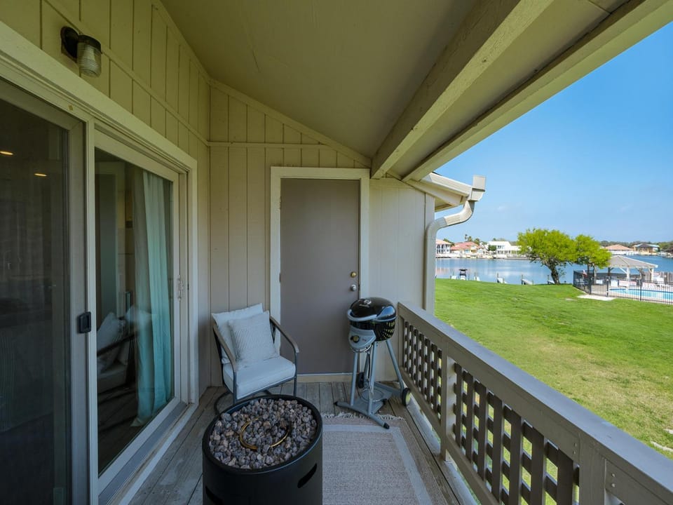 BBQ facilities, Balcony/Terrace, Seating area, Lake view, Swimming pool