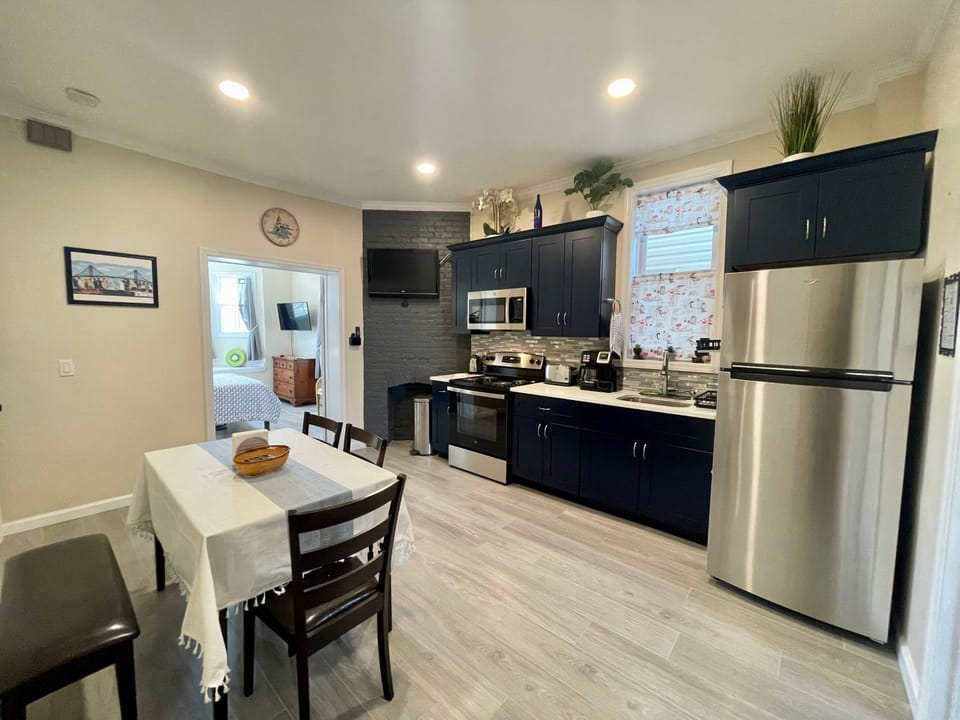 Coffee/tea facilities, Kitchen or kitchenette, Kitchen or kitchenette, Dining area, microwave, minibar, pet friendly, stove, toaster