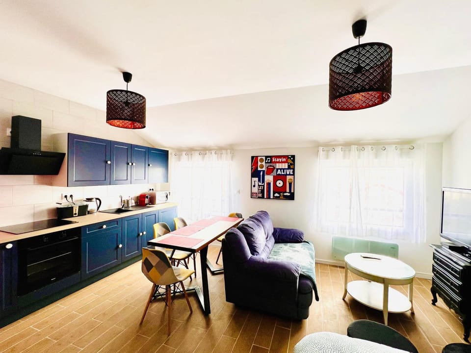 TV and multimedia, Kitchen or kitchenette, Living room, Seating area, Dining area, minibar, pet friendly, stove