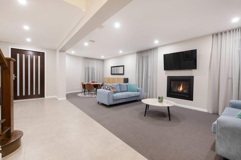 TV and multimedia, Living room, Seating area, flat iron