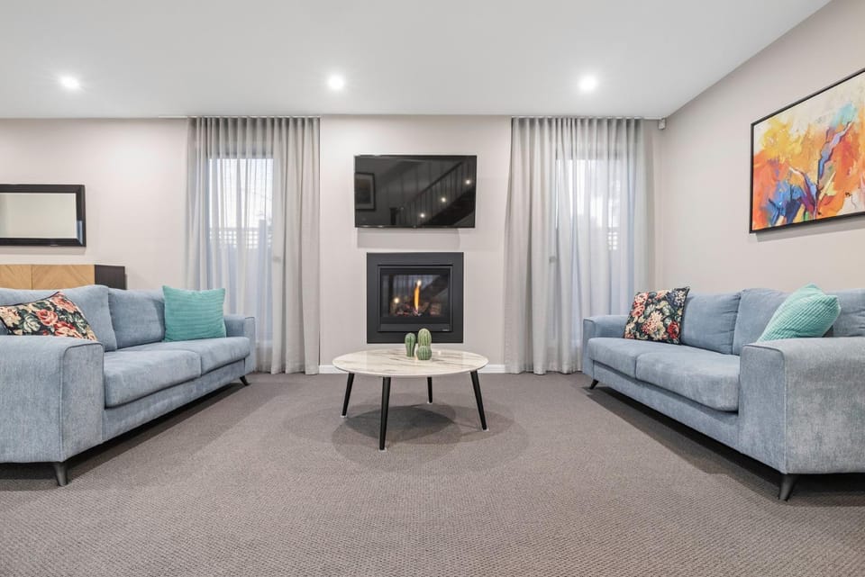 TV and multimedia, Living room, Seating area, flat iron