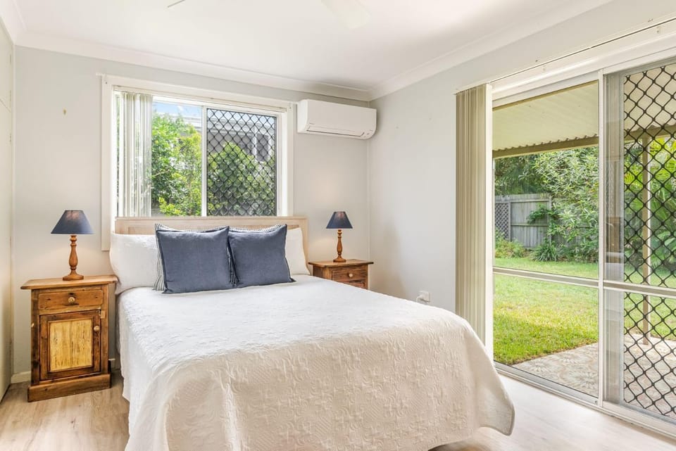 Bed, Garden, Photo of the whole room, Bedroom, air conditioner
