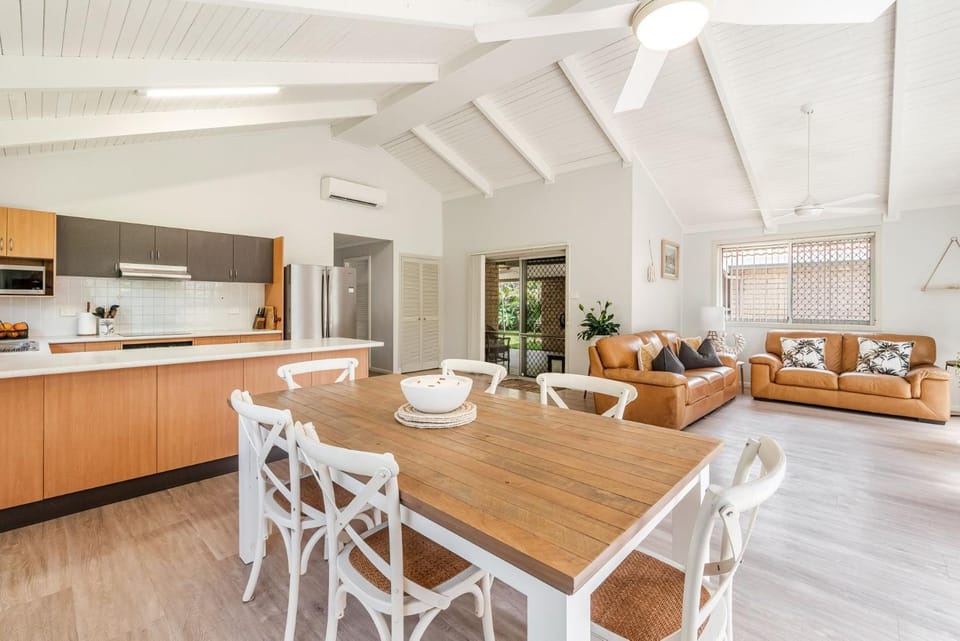 Kitchen or kitchenette, Living room, Seating area, Dining area, stove
