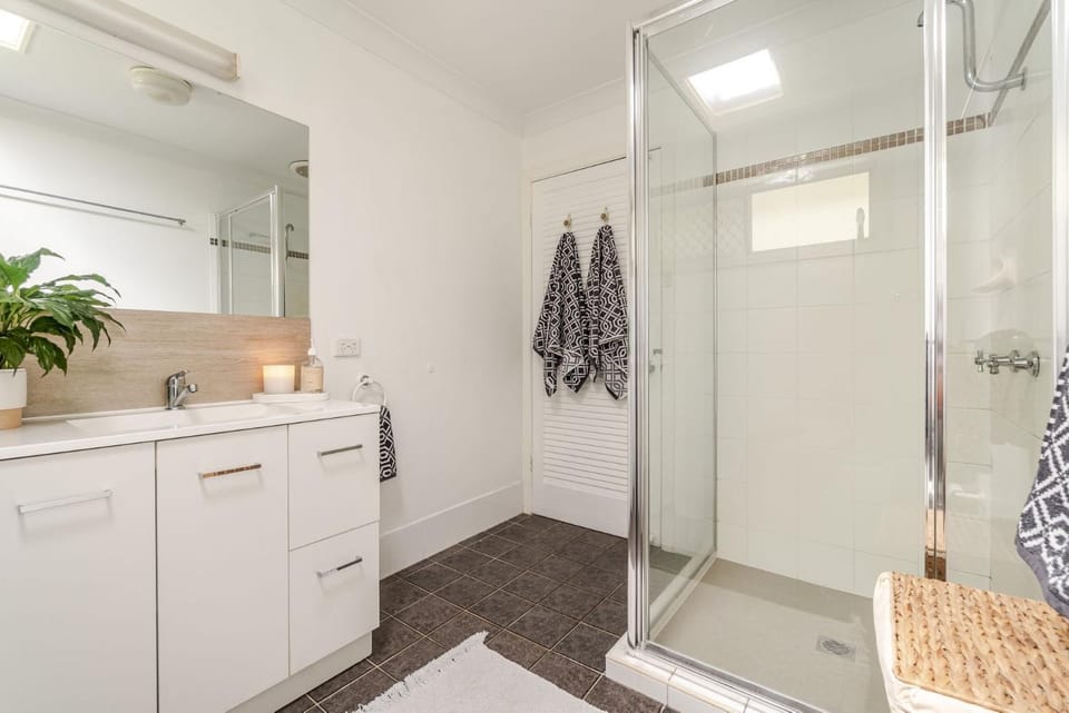Shower, Bathroom, towels