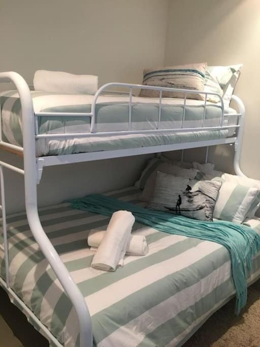 Bedroom, bunk bed