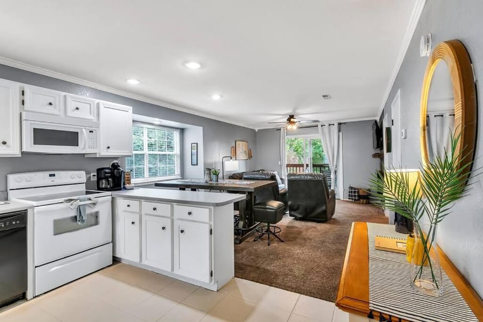 Cozy Lakeside Getaway - Outdoor Theater - Free Early Check-In- 4min to Silver Dollar City Apartment in Indian Point