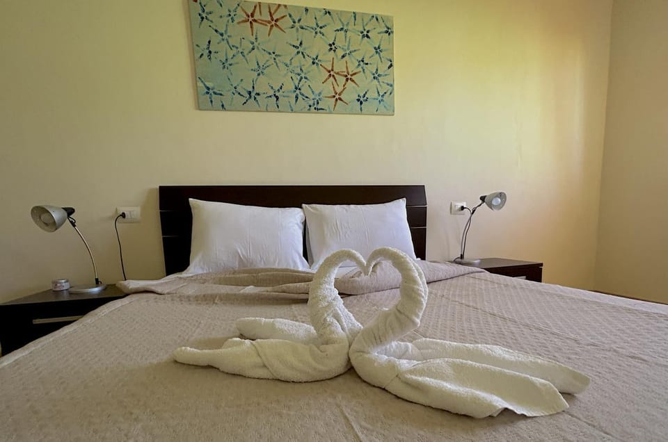 Bed, towels