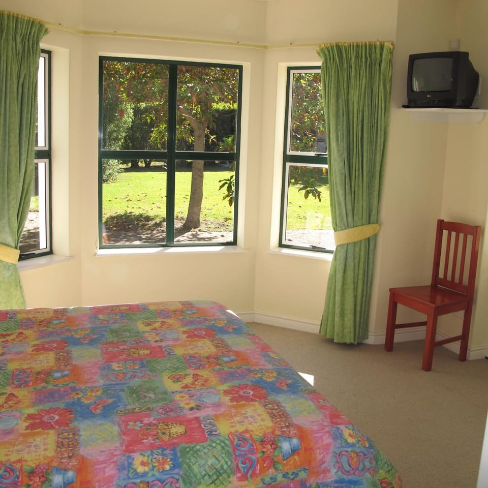 Bed, Bedroom, Garden view