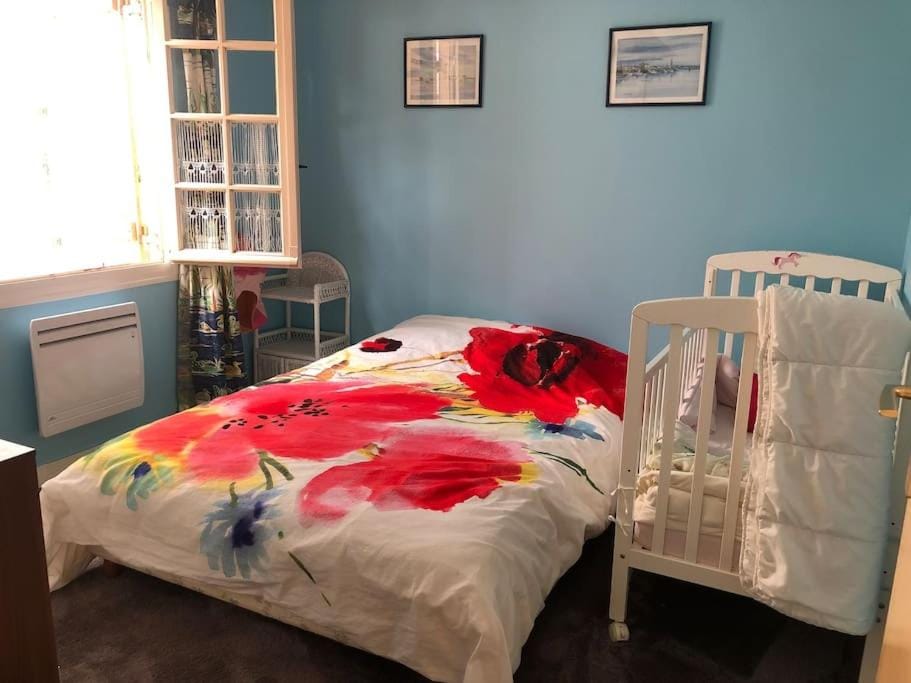Bedroom, cot