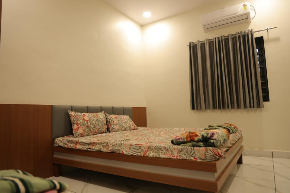 Bed, Photo of the whole room, Bedroom, air conditioner