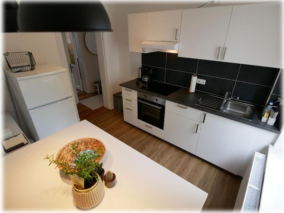 Gemütlich - 2 Zimmer-Altbau, 24h Check-in Apartment in Kiel