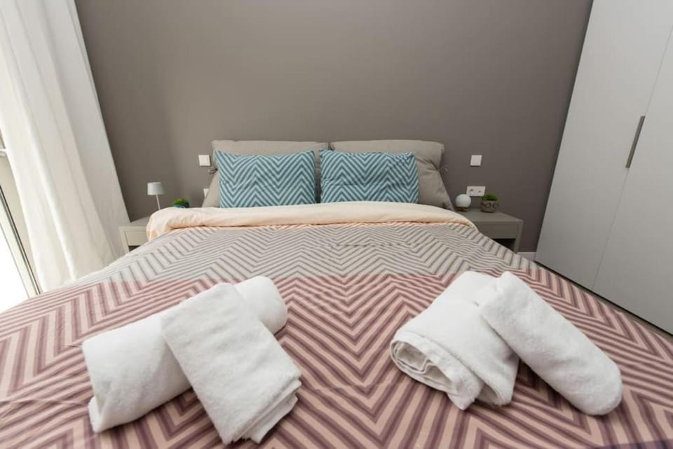 Bed, Bedroom, towels, wardrobe