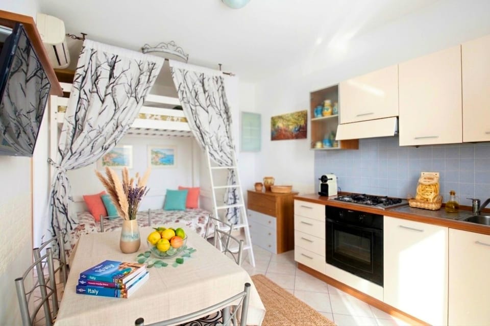 Kitchen or kitchenette, Living room, Seating area, Dining area, oven, stove