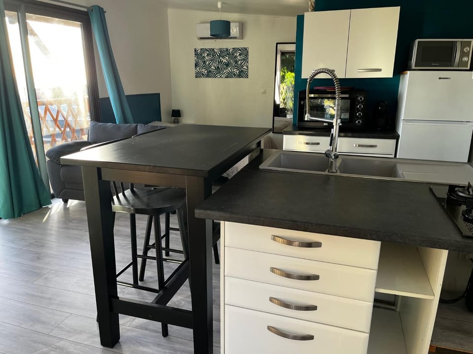 Kitchen or kitchenette, Dining area, minibar, pet friendly, stove