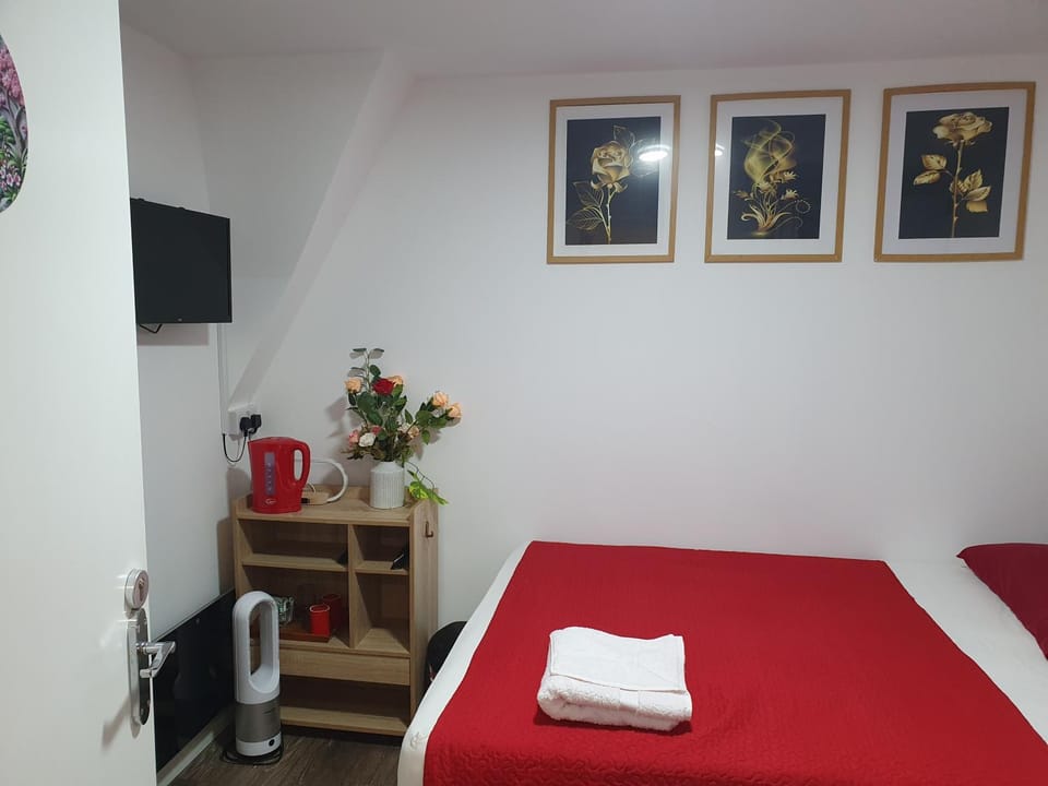 AMH Hotel - Greenford Station Bed and Breakfast in London Borough of Ealing