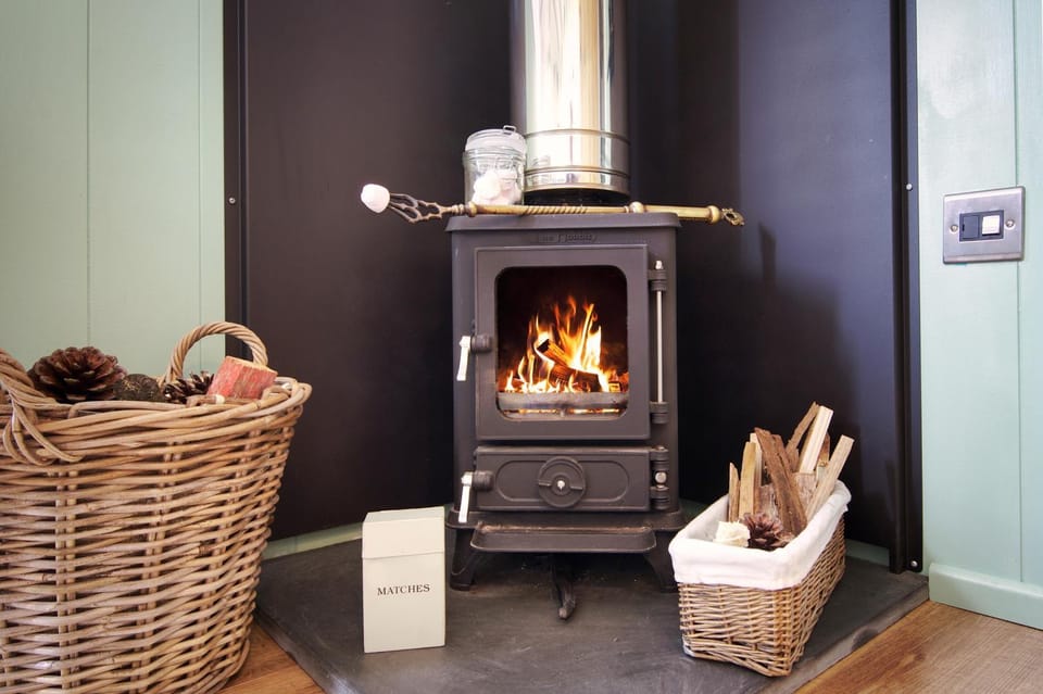 stayinhartland Quincecote shepherds hut House in England