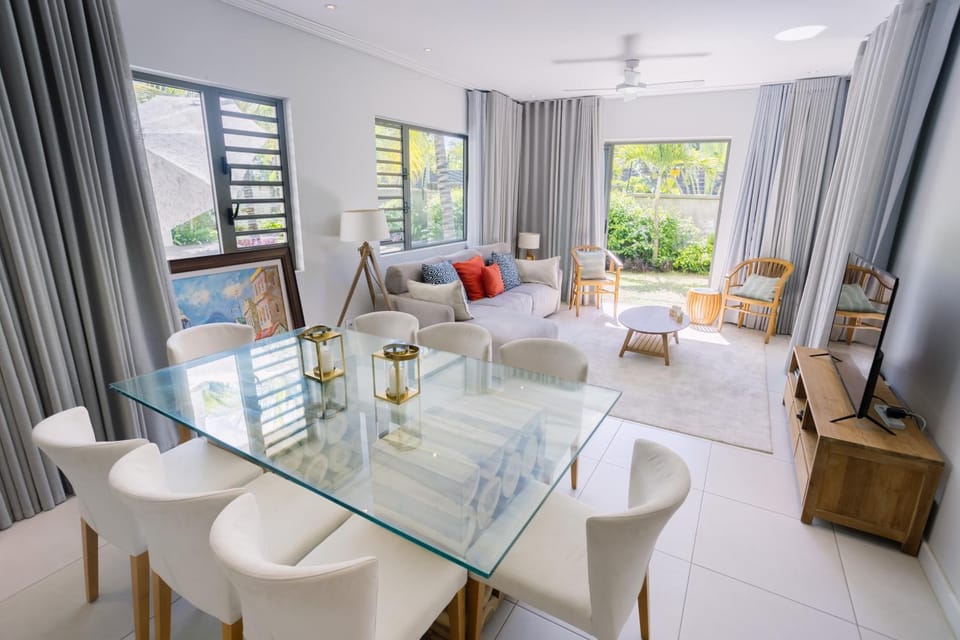 Living room, Seating area, Dining area