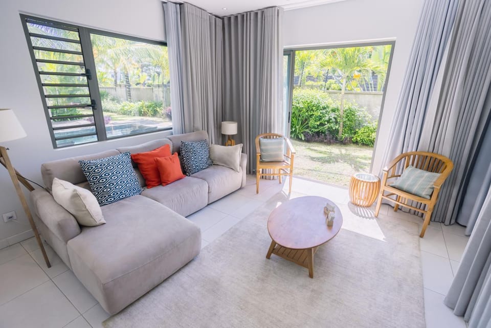View (from property/room), Balcony/Terrace, Living room, Seating area, Garden view