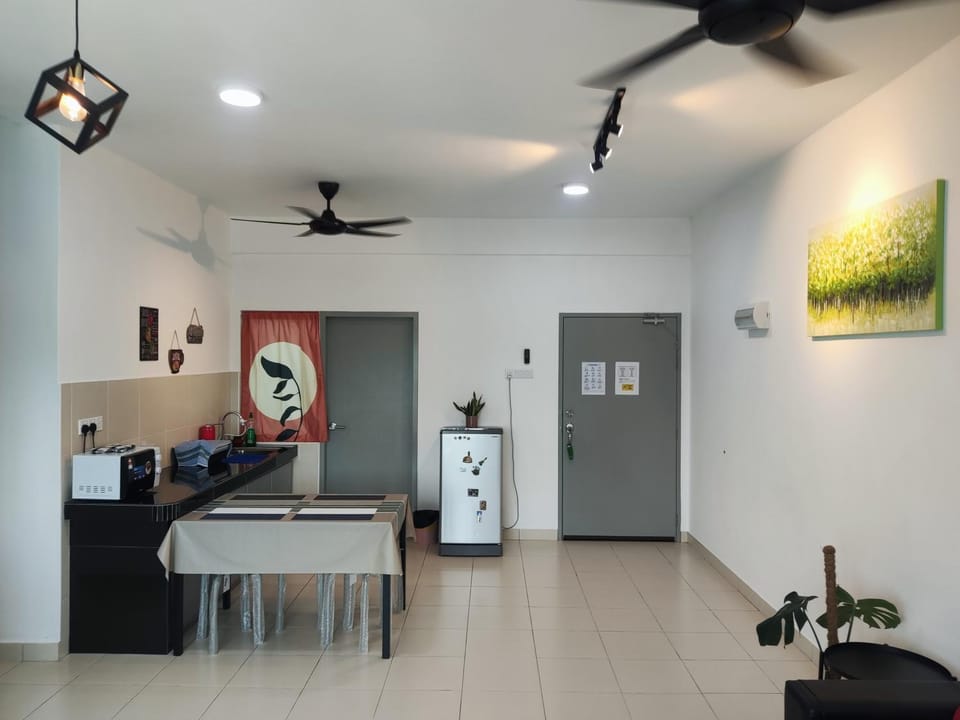 Kitchen or kitchenette, Dining area, fireplace, minibar