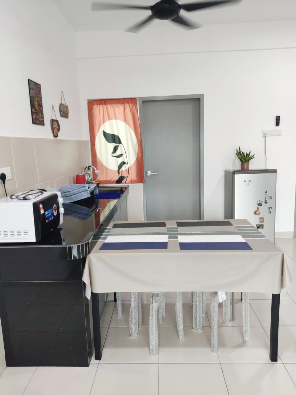 Kitchen or kitchenette, Dining area, fireplace