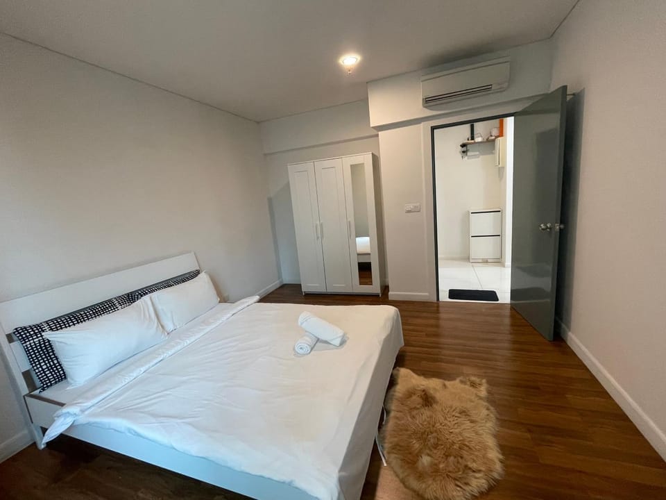 Photo of the whole room, Bedroom, towels, wardrobe