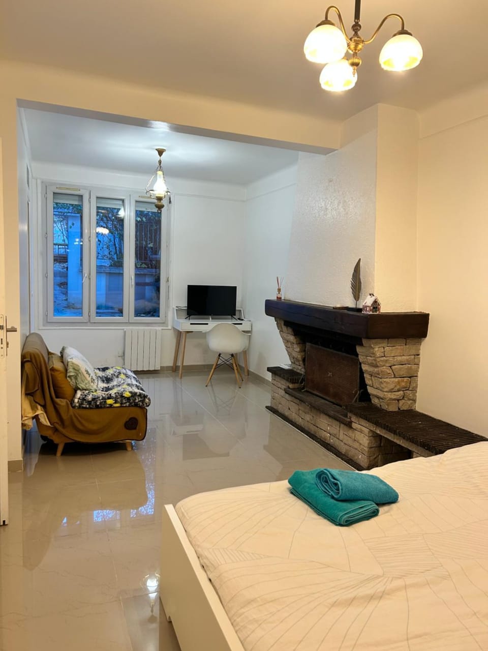 Bed, Living room, Photo of the whole room, Bedroom, towels