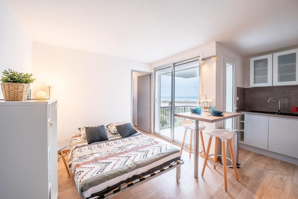 Bed, Living room