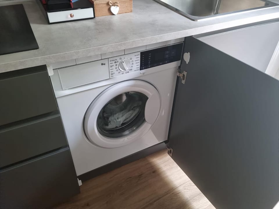 Kitchen or kitchenette, washing machine, Internal: Not applicable to any particular room