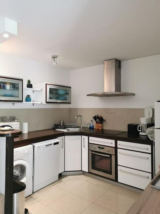 Appartement La Tranquillité, 2mn à pieds mer Apartment in Fréjus