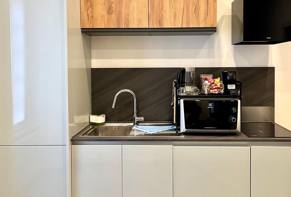 Restaurant/places to eat, Coffee/tea facilities, Kitchen or kitchenette, Living room, Photo of the whole room, Seating area, Landmark view, Street view, Street view, Lunch, Quiet street view, furniture, furniture, heating, heating, locker, locker, microwave, stove, stove, air conditioner, air conditioner