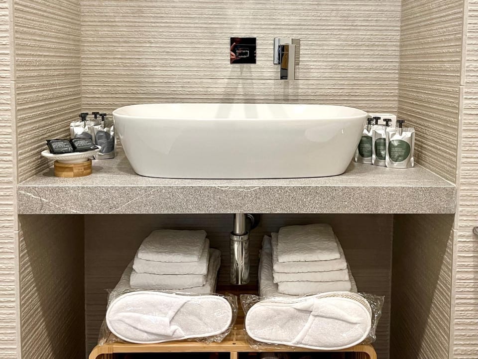 Bathroom, towels